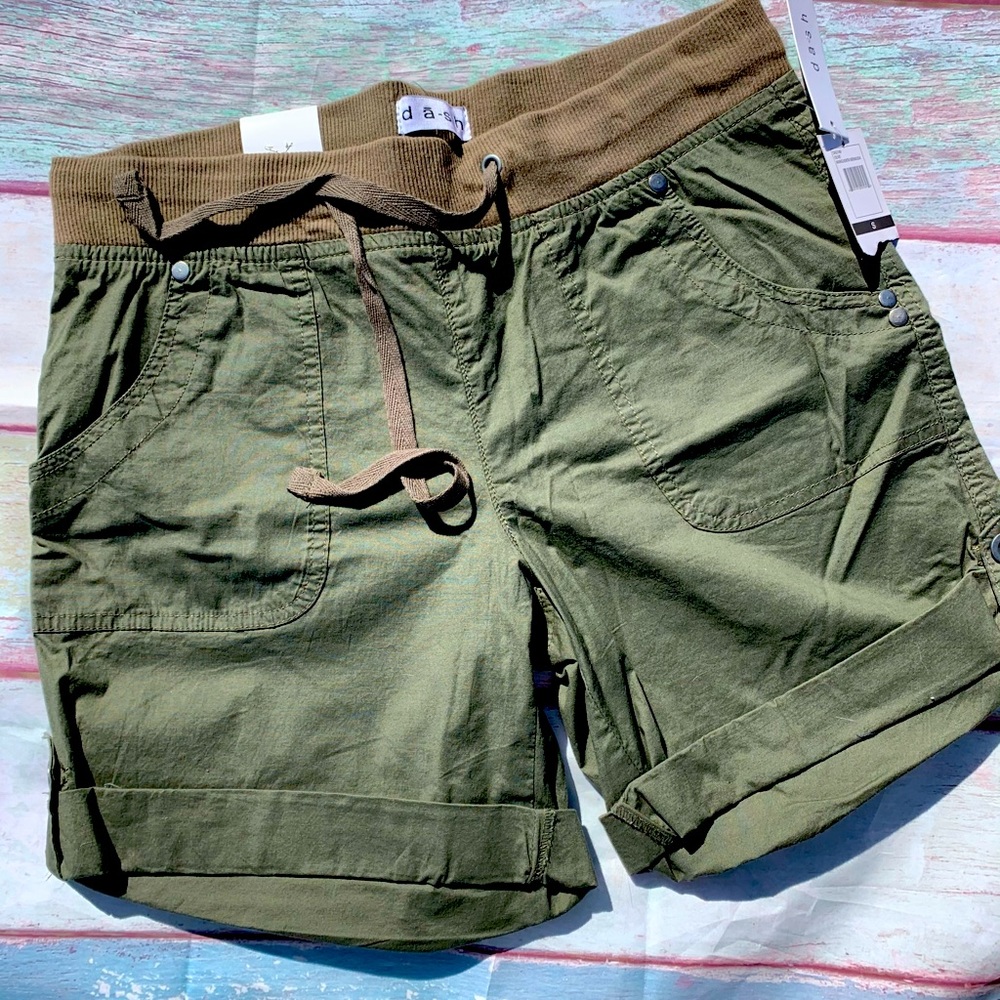 dā-sh shorts